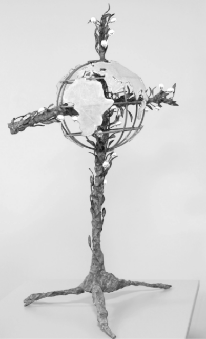 Skulptur eines Baumes, der einen Globus umwächst.